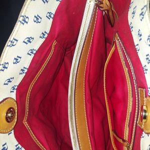 Women's Large Cream Leather Dooney and Bourke Red Inside with lots of space